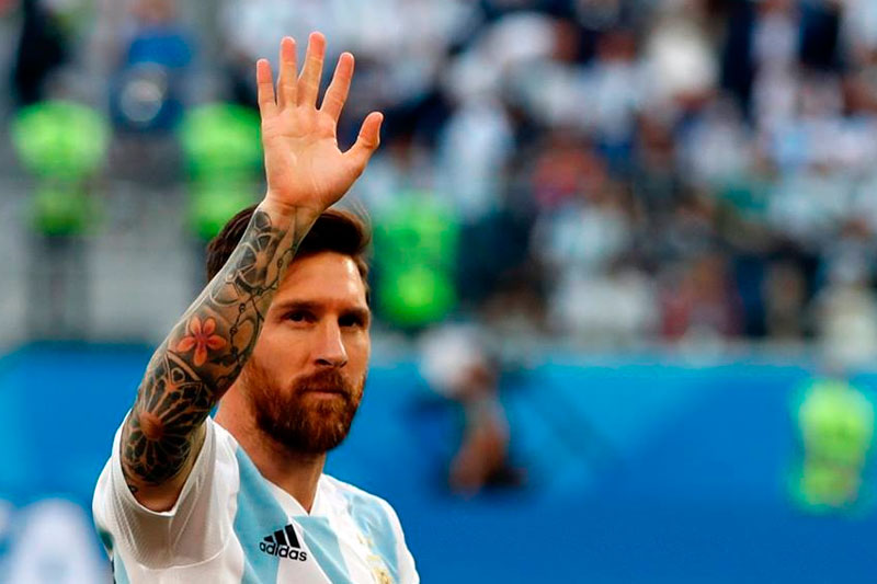 Lionel Messi, de penal a instancias del VAR, marcó el gol del empate para Argentina