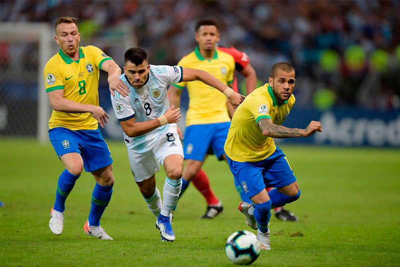 Brasil venció a Argentina en un polémico y áspero partido